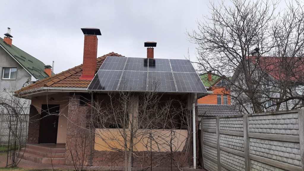 8 солнечных панелей на крыше частного дома